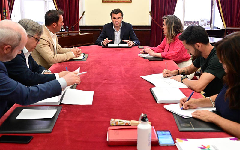 El Gobierno gaditano entrega el borrador del presupuesto para 2024 a la oposición, que lleva tres meses esperándolo, y se abre al “diálogo”