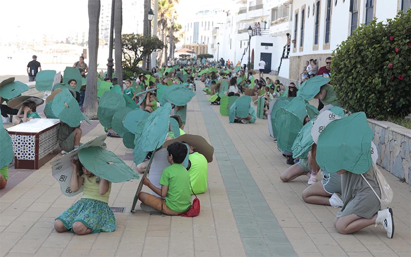 Un “bosque animado” en Rota conformado por escolares celebra el Día del Medio Ambiente