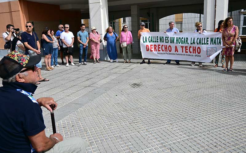 Dolor e indignación en la concentración en Cádiz en memoria de Antonio: “no podemos tolerar este rosario infinito de muertes en la calle”