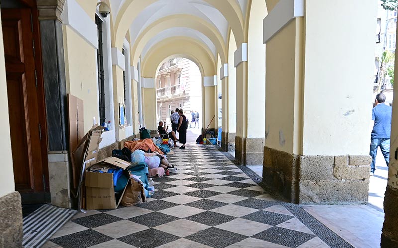 Exigen una “solución digna y consensuada” para todos los sintecho de Cádiz, pero de manera urgente para los acampados en el Ayuntamiento
