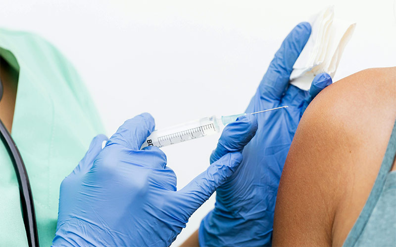 Chicos adolescentes gaditanos están llamados a vacunarse contra el virus del papiloma humano