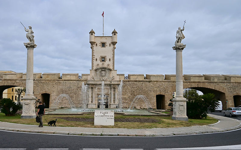 Las Puertas de Tierra de Cádiz se iluminan de azul en solidaridad con las personas refugiadas