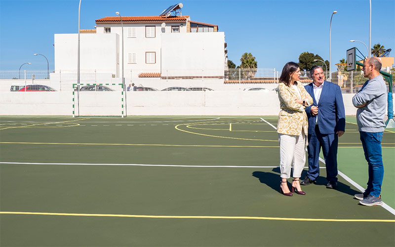 Ocho colegios públicos isleños podrán presumir de contar con pistas deportivas “de primer nivel”