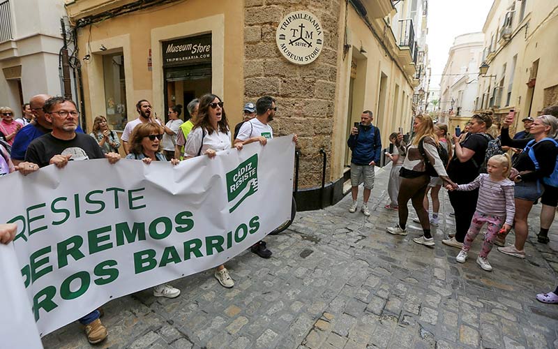 Gaditanos salen a la calle, entre turistas, “frente a un sistema que nos expulsa de nuestras casas”