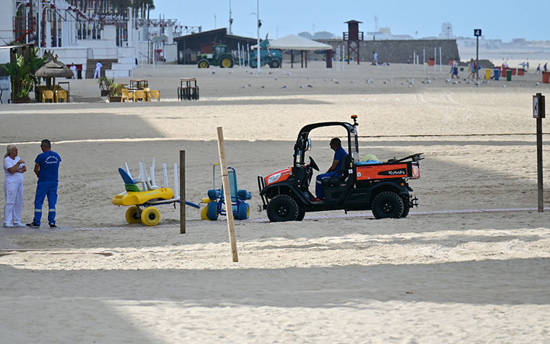 A por la temporada alta en las playas de Cádiz