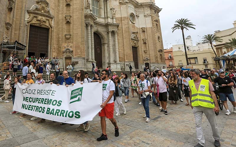 “Es una grave irresponsabilidad atacar a nuestra industria más importante”: la Junta reprende a Cádiz y Málaga por oponerse a la turistificación