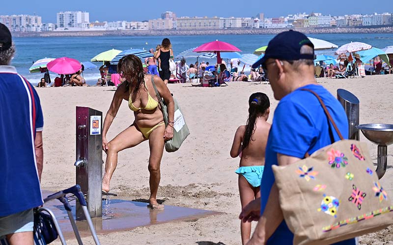 IU censura la “ocurrencia” del Gobierno del PP de colocar los lavapiés en las playas de Cádiz “sin informe técnico, sólo por satisfacer al turista”