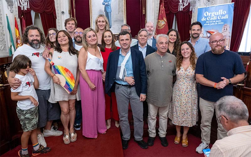Cádiz “no olvida” por el Orgullo “el compromiso” de Álex de la Croix, María José Ledo, Joaquín Santander y el Consejo del Barrio del Pópulo