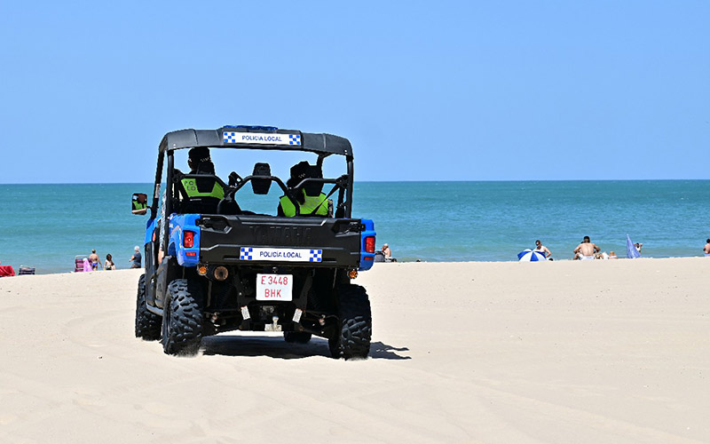 Los juegos de pelota en las playas de Cádiz “están prohibidos”; la Policía Local ha retirado en este inicio de julio hasta 40 balones a bañistas