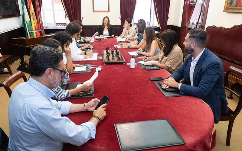La oposición gaditana rechaza que sea el alcalde quien “decida” los contratos de la Fundación de la Mujer; el PP defiende que “agilizará la gestión”