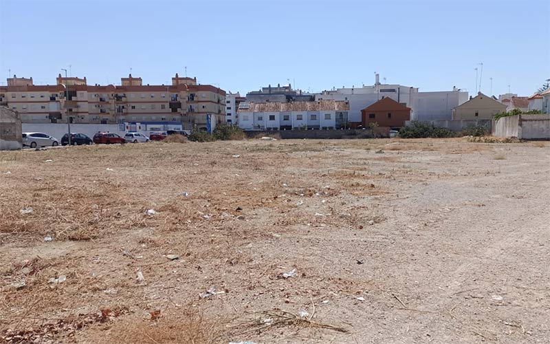 El solar ‘de Urbis’ alivia la falta de aparcamiento