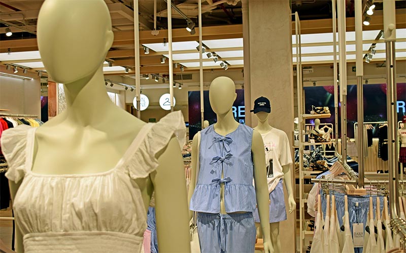 Bahía Sur ‘suma’ a su verano un renovado Stradivarius y una cafetería, e inaugurará la prometida gran bolera en unas semanas