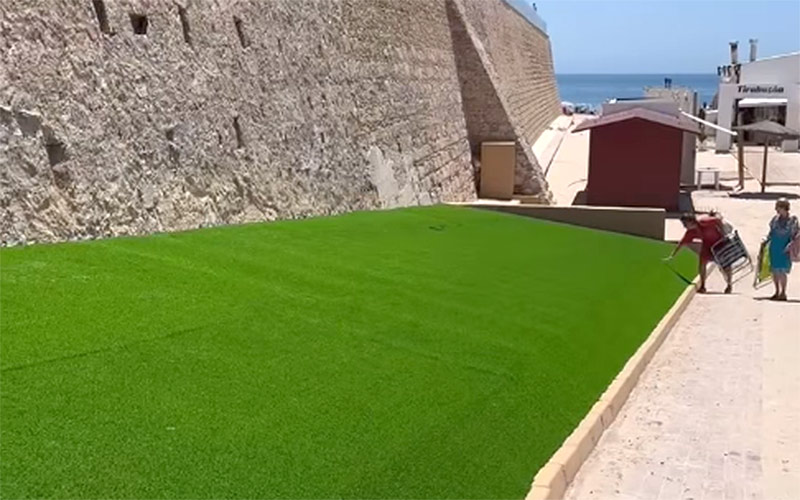 “Volvemos a los tiempos de los macetones de Teófila”; AIG rechaza el césped artificial “insostenible” en la playa de Santa María del Mar