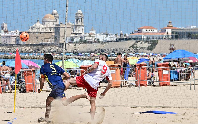 Un mes de Cádiz Arena en la playa Victoria, “la edición más atractiva de los últimos veranos”