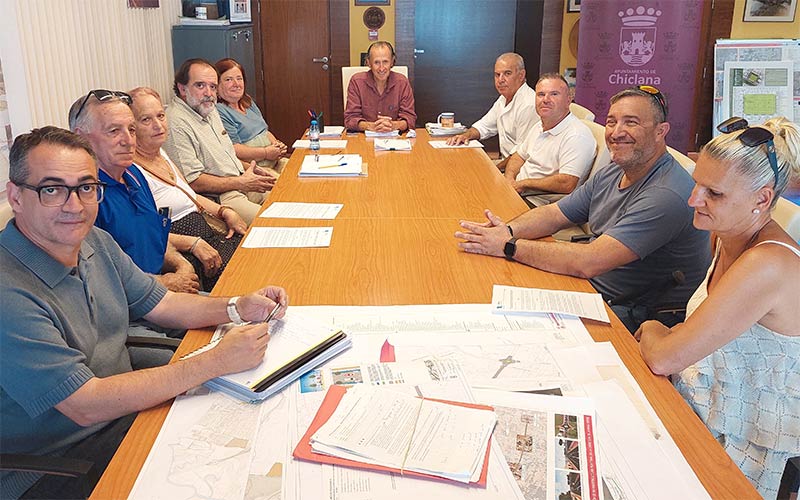 Ayuntamiento y vecinos exigirán a la Junta ascensores en los cinco bloques de El Arenal
