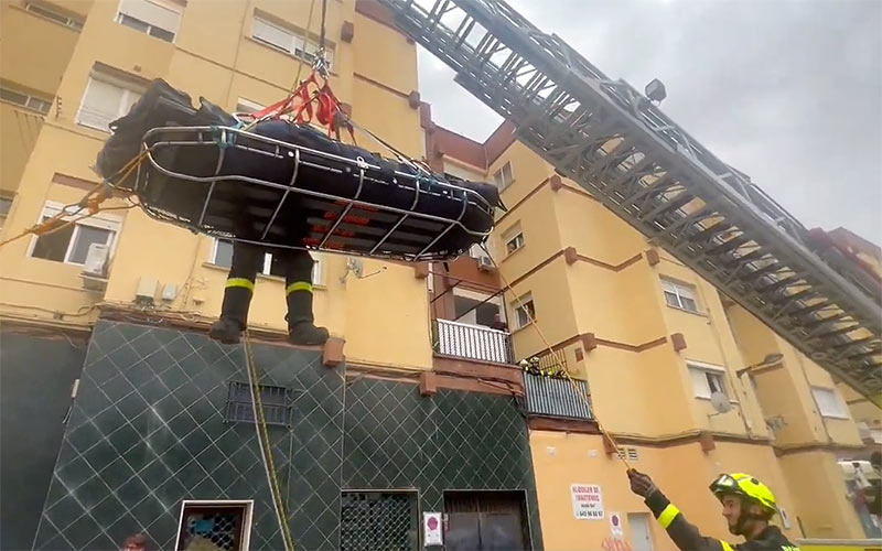 Los Bomberos evacúan en un operativo sin precedentes al vecino de San Fernando con obesidad mórbida para su ingreso hospitalario