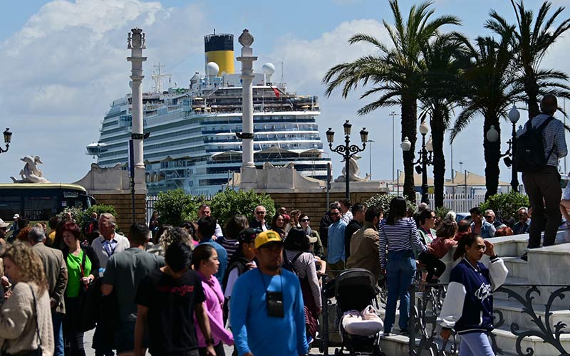 El turismo de cruceros apuntala la “saturación” del centro de Cádiz; es la ciudad de toda España que recibe “más cruceristas por habitante”