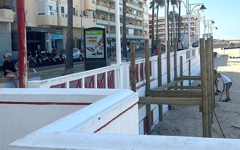Costas atiende a los vecinos e instala a la altura de calle Caracolas una rampa a la playa Victoria