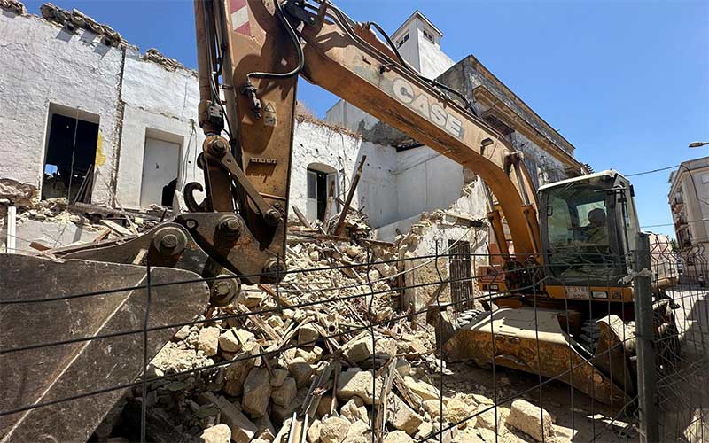 En marcha la demolición parcial de una finca en la calle Campana, en ruina desde hace siete años