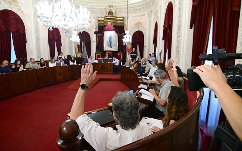 Bruno García ‘aprueba’ su primer presupuesto para Cádiz; tarde y sin convencer a la oposición