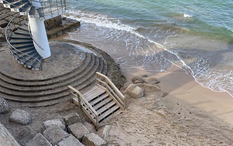 La pérdida de arena reciente obliga a recuperar el acceso de madera a la escalera de caracol