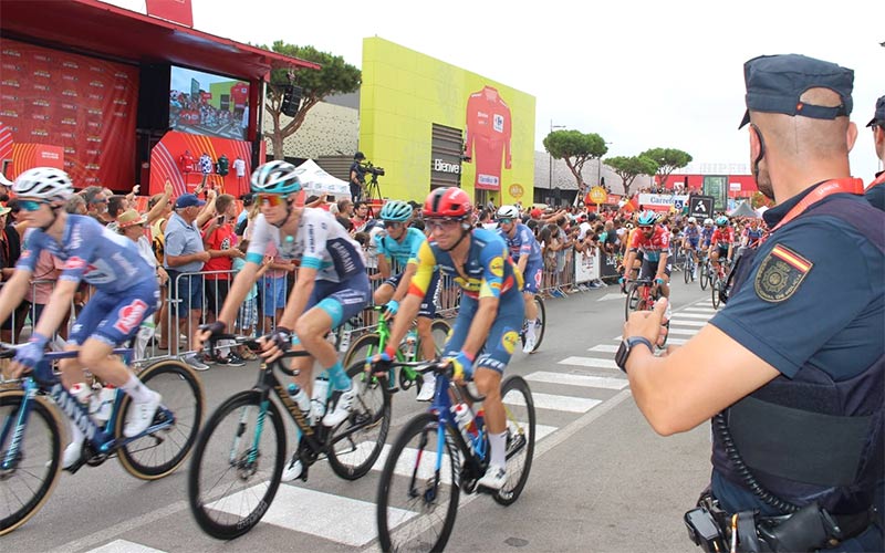 Jerez “abarrota” las calles para ver pasar al pelotón de La Vuelta una década después