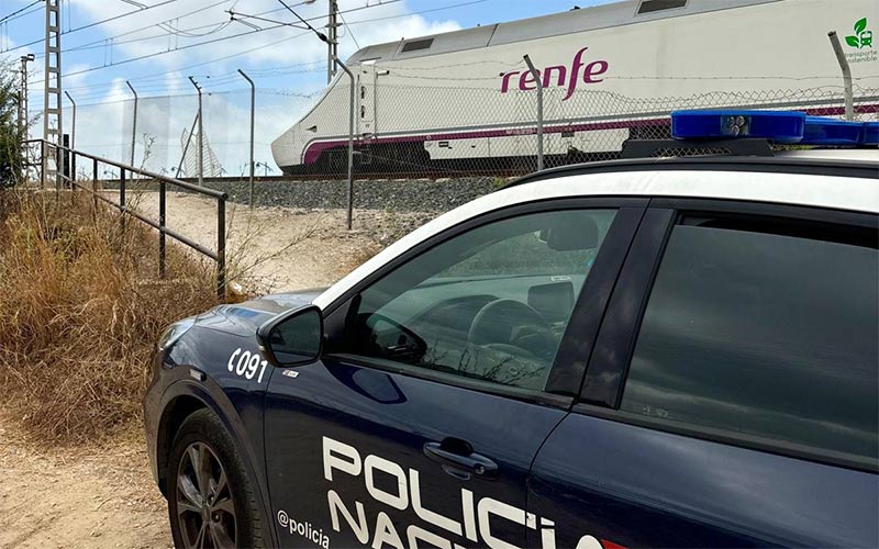 La rápida intervención de la Policía evita que una mujer se arroje a las vías del tren en El Puerto y que un hombre se asfixie en un bar en Jerez