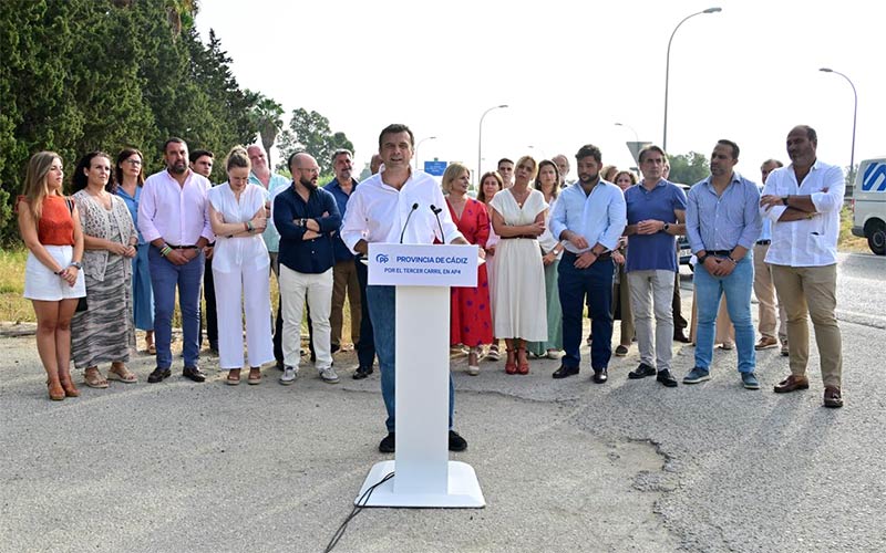 “La AP-4 se ha convertido en un laberinto”; dirigentes del PP gaditano posan en la autopista para urgir a Pedro Sánchez el tercer carril