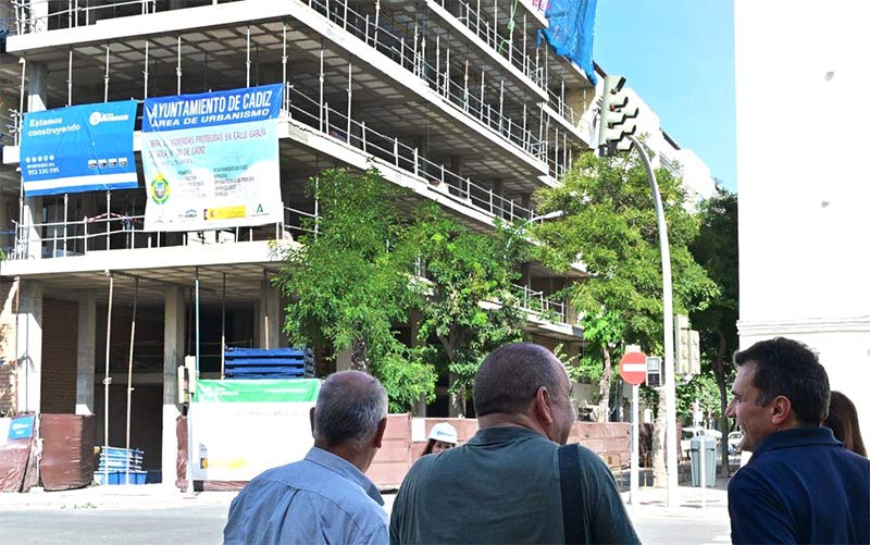 El alcalde se interesa in situ por las obras de Procasa en García de Sola y Marqués de Cropani, donde se levantan 51 viviendas municipales