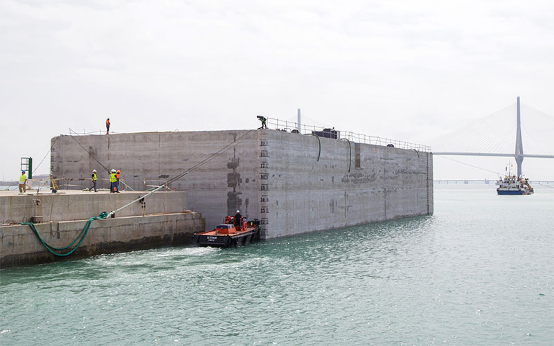 Fondeado el primero de los ocho enormes cajones que darán forma a la ampliación de la nueva terminal de contenedores de Cádiz