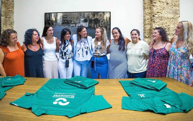 “Logramos una gestión mucho más humana”: el servicio de ayuda a domicilio en San Fernando ya se presta desde lo público tras dos años de lucha