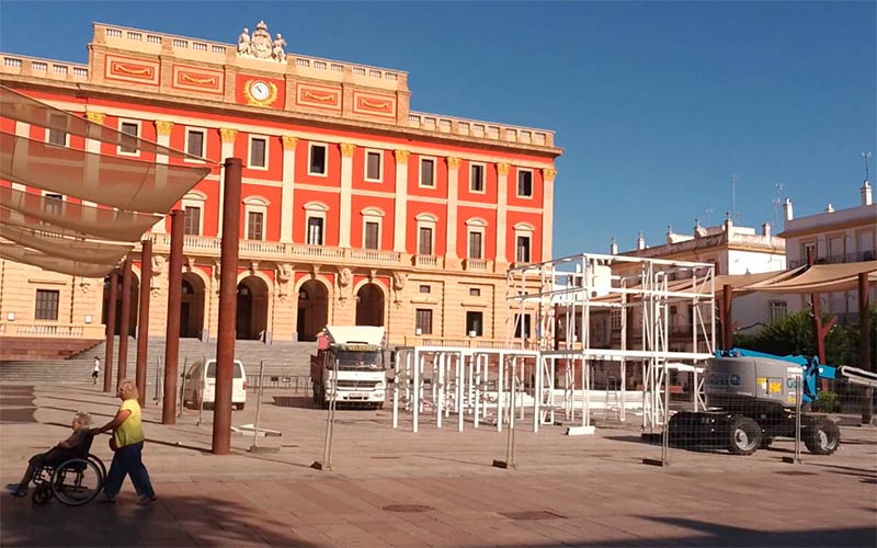 ‘La sal’ comienza a levantarse en la plaza del Rey, el pabellón temporal que TAC! planta en La Isla