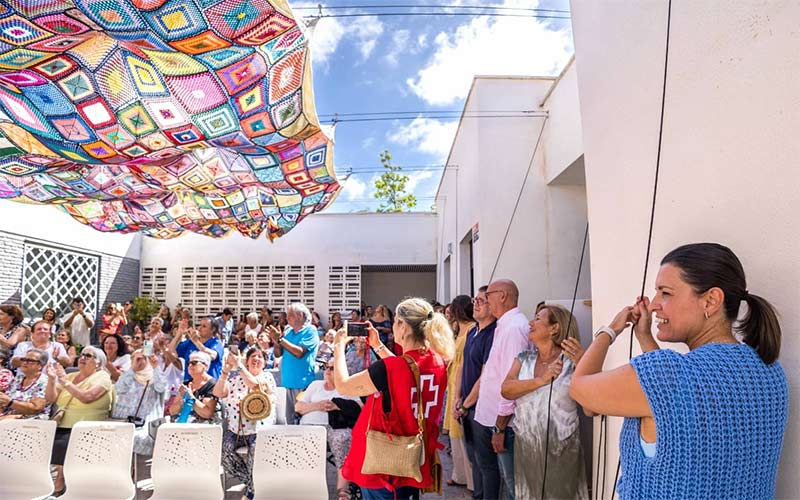 Bajo un toldo de crochet “contra la soledad”