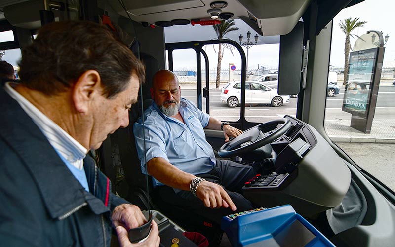 Buscan con una jornada en San Fernando a conductores de bus para trabajar en Alemania
