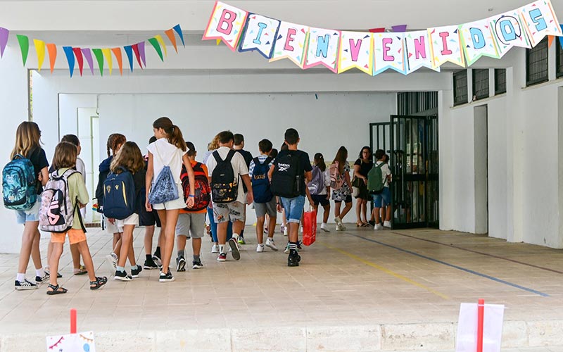 El nuevo curso en Infantil y Primaria comienza en Cádiz con 102.400 alumnos; la Junta habla de “normalidad”, el PSOE de “maltrato” a la pública
