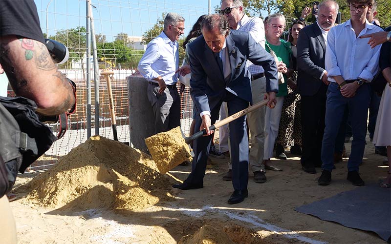 Gobierno, Junta y Ayuntamiento ponen la primera piedra en Chiclana de una promoción de 47 viviendas sociales en la zona de La Cucarela