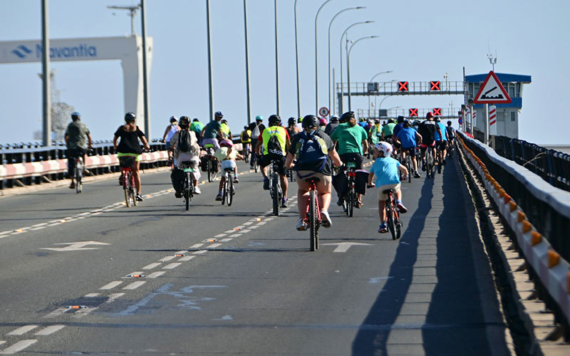 “Que se encargue sin más demoras un estudio de viabilidad”: enésima bicifestación para exigir un carril ciclo-peatonal por el puente Carranza