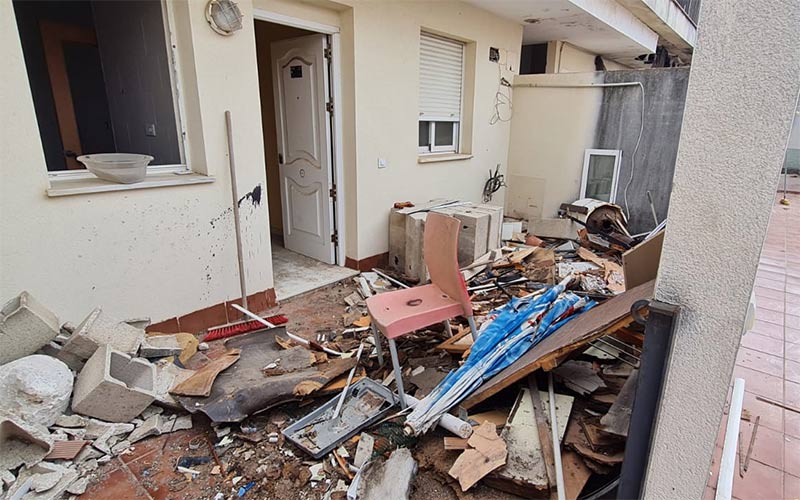 Ayuntamiento y Epsuvi ya adecentan el bloque de viviendas abandonado adquirido para alquiler
