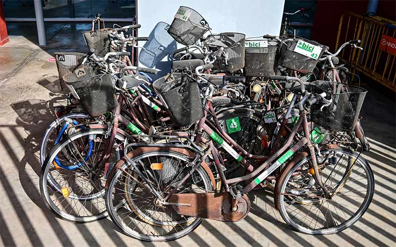 La falta de mantenimiento “hace imposible” el alquiler gratuito de bicis que se oferta en las terminales del catamarán de la Bahía de Cádiz