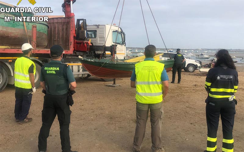 Retiradas una veintena de embarcaciones fondeadas y abandonadas en la Bahía