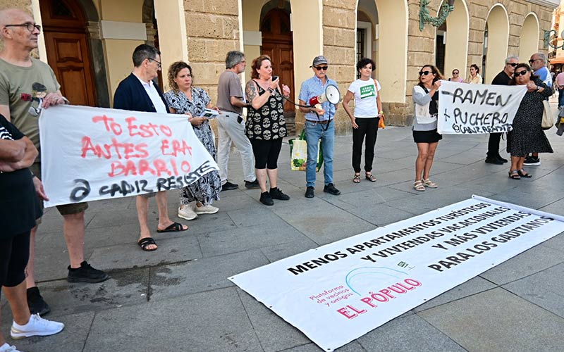 “Nada que celebrar” por el Día Mundial del Turismo: “la nociva dinámica de turistificación expulsa a los vecinos de sus casas y de Cádiz”