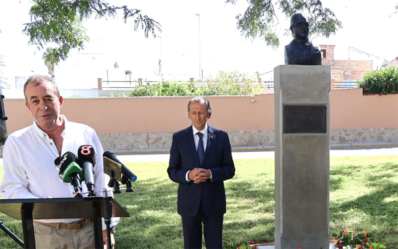 La plaza que recuerda al alcalde republicano Javier de la Cruz se completa con su busto