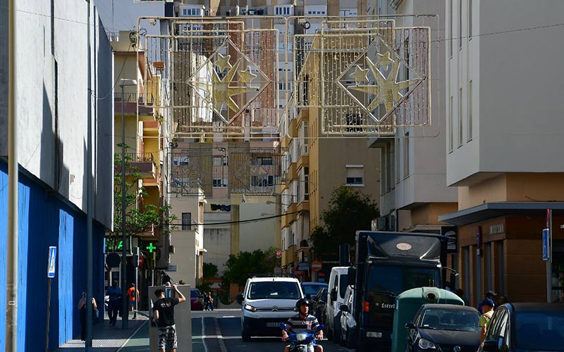 Ximenez promete “un espectáculo visual sin precedentes”; ya instala el alumbrado navideño en la ciudad de Cádiz, que triplica este gasto