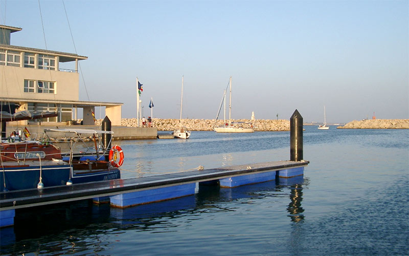 A punto los trabajos de dragado de la bocana del puerto de Rota, que regenerará Los Galeones