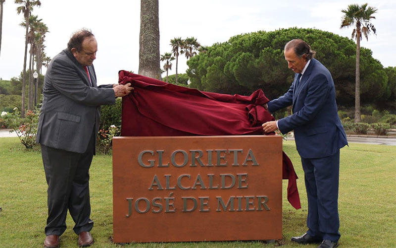 El exalcalde José de Mier es reconocido con una glorieta en el Novo, complejo turístico que soñó