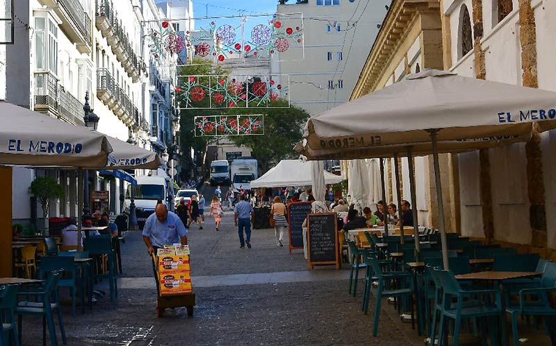¿Inversión, gasto, derroche, bulo?: el alumbrado navideño en Cádiz pasa a tener su eco nacional
