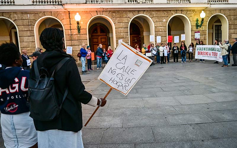 Denuncian “hostigamiento” hacia las personas sin hogar en Cádiz y se insiste en la única solución al problema: “dar alojamiento a todos”