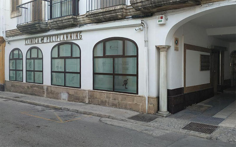 Vuelven a denunciar el “acoso intolerable” a mujeres por parte de ultracatólicos apostados en la puerta de la clínica Poliplanning en El Puerto