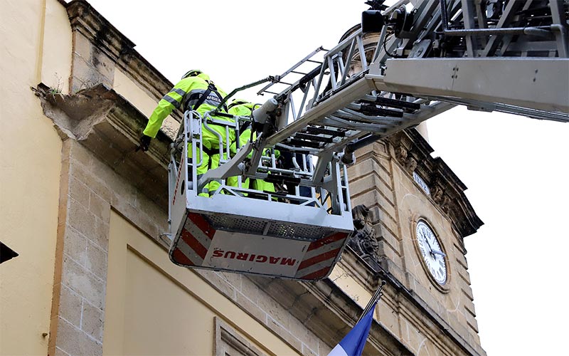 Caen cascotes de la fachada del Consistorio jerezano tras una madrugada en alerta amarilla