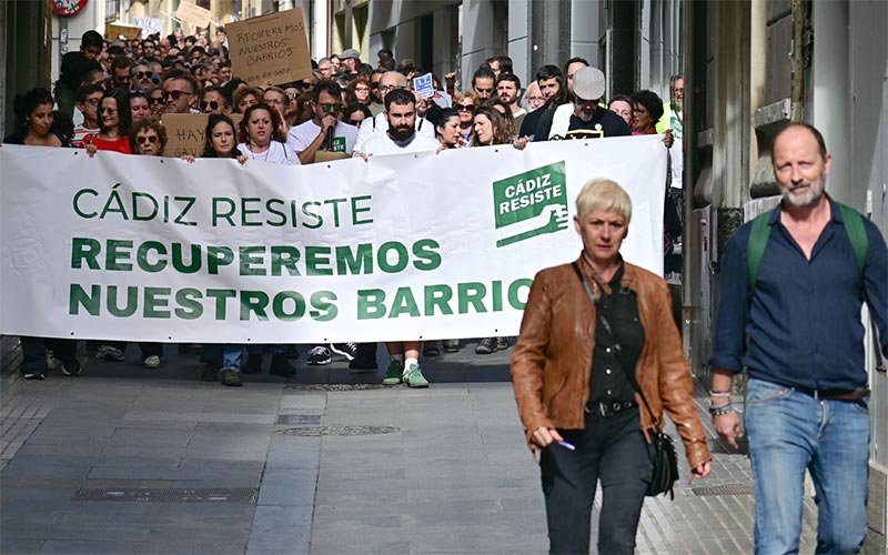 “No es turismo, es neocolonalismo”: Cádiz vuelve a salir a la calle “por una vivienda digna”